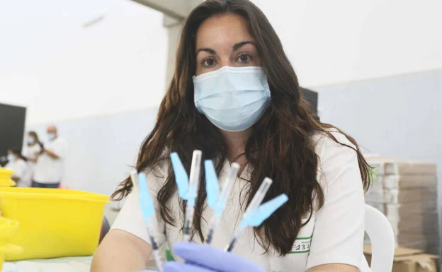 La enfermera Raquel López en Ifeme, en Mérida, durante una jornada de vacunación./J. M. ROMERO