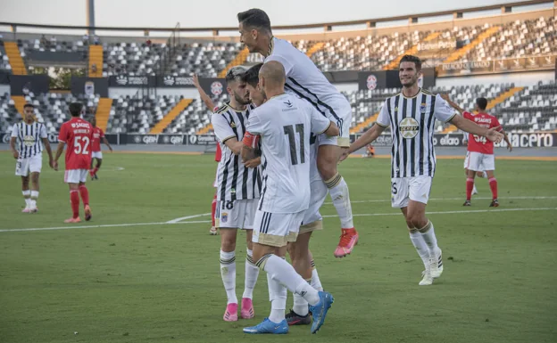 Jesús Clemente, Gorka Santamaría e Isi Ros felicitan a Aitor Pascual por su gol que puso el 2-0 para el Badajoz ante el Benfica B. /PAKOPÍ