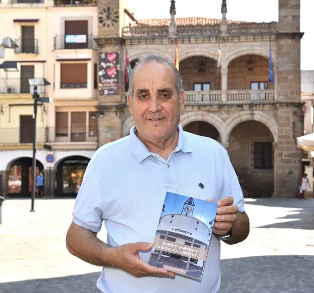 Blas Raimundo, con el libro que publicó sobre San Gil y parte de su vida política. 
