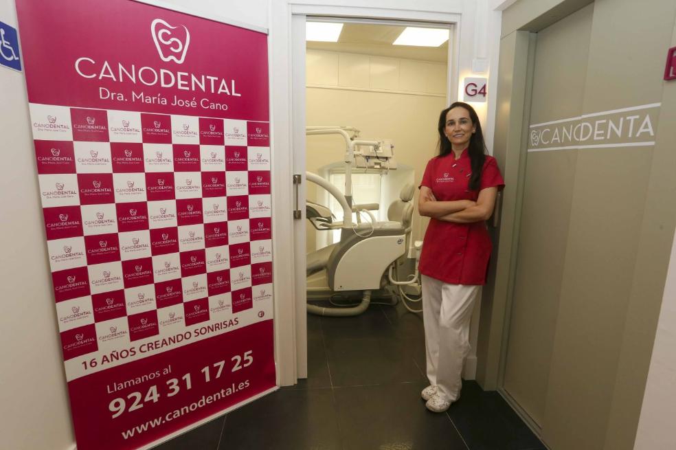 María José Cano en las instalaciones de su nueva clínica dental. / J. M. ROMERO