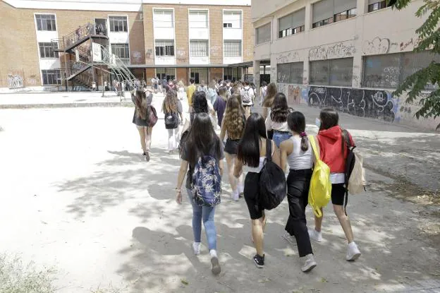 Alumnos del instituto Norba Caesarina de Cáceres entrando por la tarde a clase a comienzos del curso pasado. / HOY