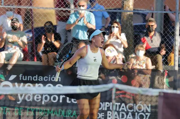 Olga Parres celebra la victoria en el Torneo WTA de Don Benito. / E. DOMEQUE