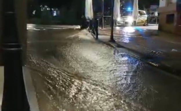 La rotura de una tubería en la zona de Colón en Cáceres obliga a cortar el tráfico en Hernández Pacheco