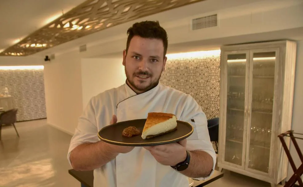 El chef Juan Manuel Salgado, de Dromo, tiene en su restaurante una de las tartas de queso más apreciadas por los pacenses./CASIMIRO MORENO