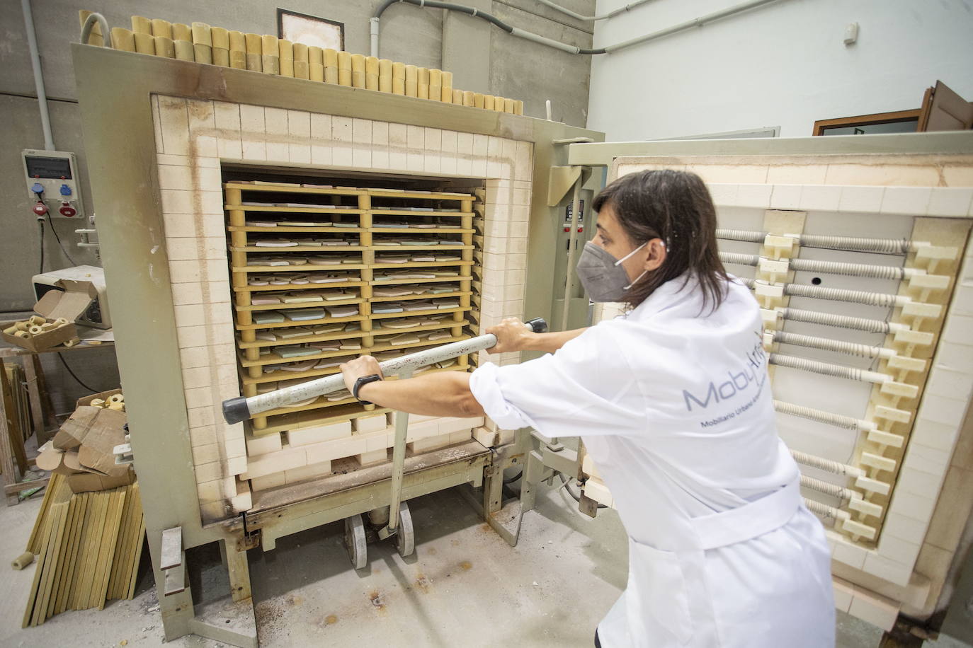 Eulalia Díaz, obrera de fábrica, mete las piezas al horno