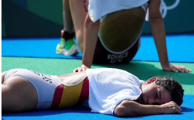 Miriam Casillas acabó exhausta su posta en la prueba del triatlón mixto por relevos. /efe