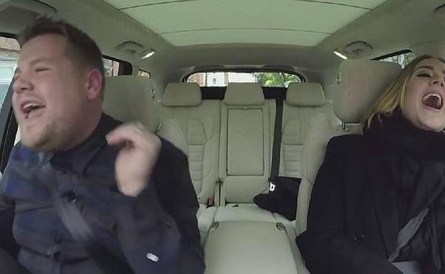 El placer de cantar a todo volumen mientras conduces