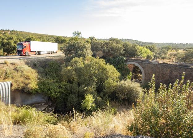 El puente de 'La Chunga' en el kilómetro 25,700 de la carretera de Cáceres a Badajoz. / JORGE REY