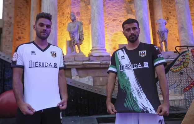 Lolo Plá y Gaspar muestras las nuevas equipaciones del Mérida en el Teatro Romano. / J. M. ROMERO