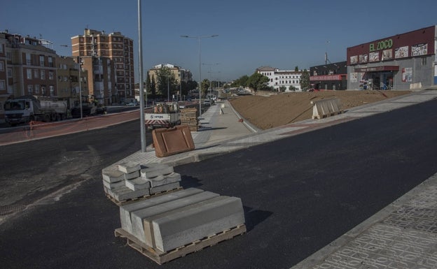 Asfaltan los nuevos carriles de la avenida del Seminario de Badajoz