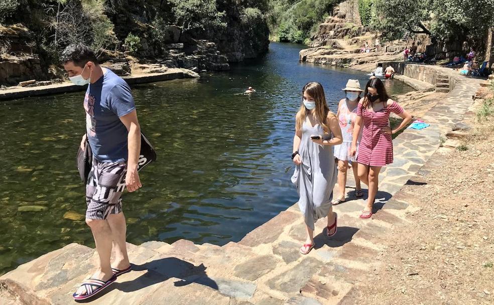 El charco en el que da el sol 12 horas al día