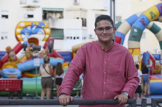 Óscar Rueda, junto a las atracciones infantiles que han montado en Nueva Ciudad. / J. M. ROMERO