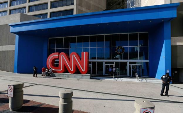 CNN despide a tres empleados que fueron a trabajar sin vacunarse