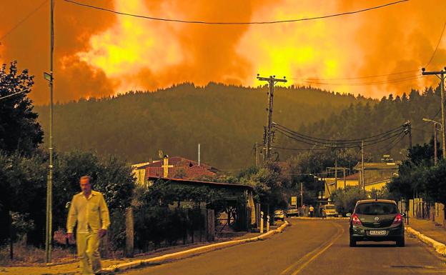 Dos fallecidos por los incendios forestales en Grecia