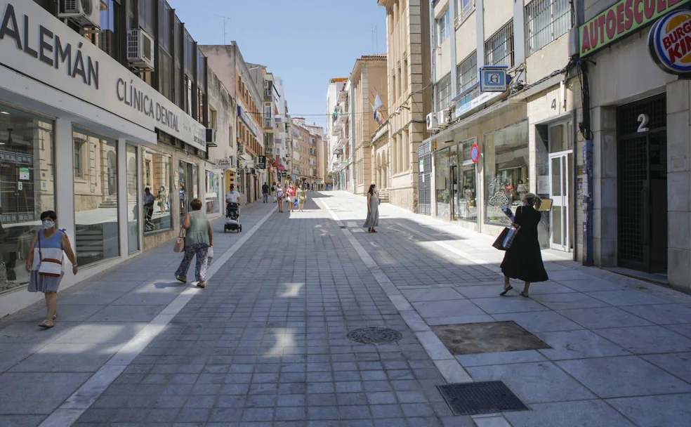 La calle ya está en uso a falta de papeleras, bancos, árboles e iluminación. /ARMANDO MÉNDEZ