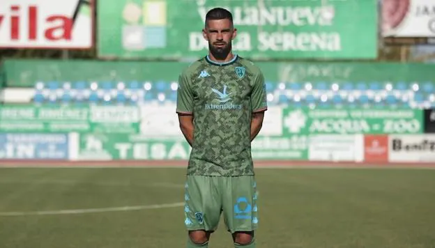 Pajuelo ejerció de modelo para la nueva equipación del Villanovense. / E. D.