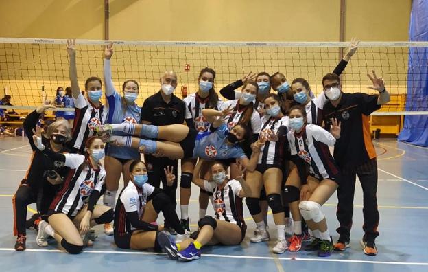 Las jugadoras del CPV celebran el ascenso a SF2. / @PACENSEVOLEIBOL