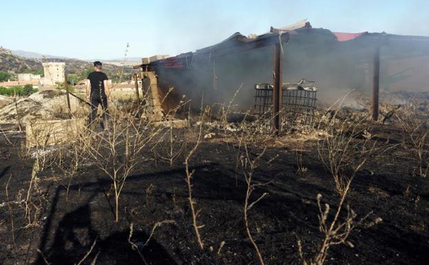 Las temperaturas en descenso favorecen el control del fuego de Navalacruz