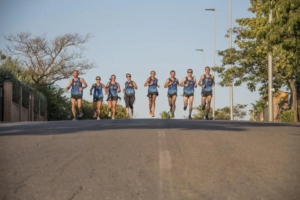 En grupo. Miembros del Club Maratón Badajoz entrenando el pasado jueves por la ciudad. / PAKOPÍ