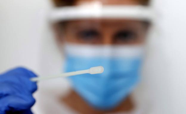 Bajan los contagios pero suben los ingresos en una jornada con cinco muertos