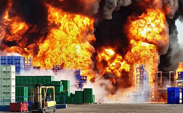 Una treintena de bomberos de siete parques trabajan en el incendio de la planta hortofrutícola de Mérida