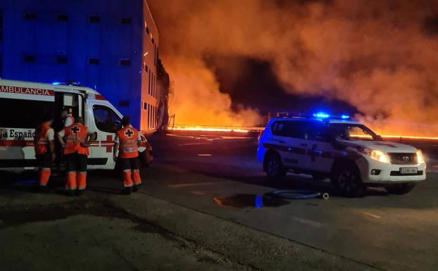 La extinción del incendio en la nave hortofrutícola de Mérida evoluciona de forma favorable