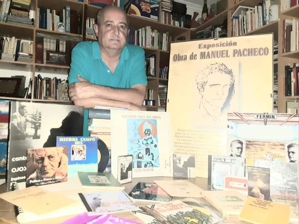 Francisco Joaquín Pérez, con la colección que tiene de la obra del poeta./  HOY