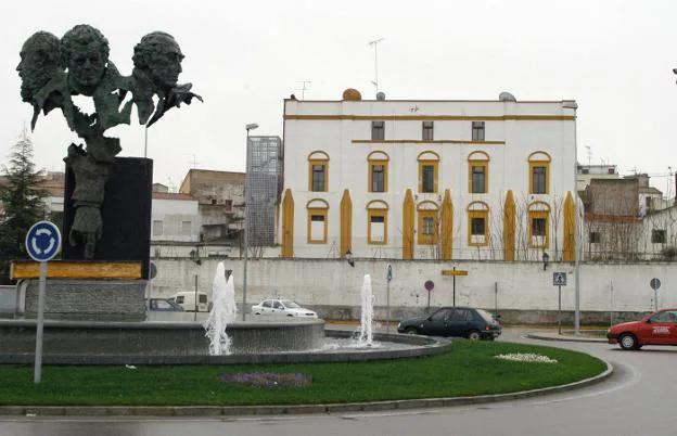 La Escuela de Idiomas está en el Palacio de Godoy, donde no hay espacio para cubrir sus necesidades. / HOY