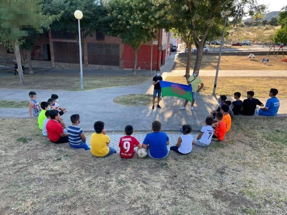 Antonio Montaño y David Silva, promotores educativos, en una actividad con menores en Gabriel y Galán. / HOY