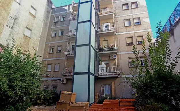 El ascensor, que llega al balcón de cada casa y a una puerta nueva. /c. moreno