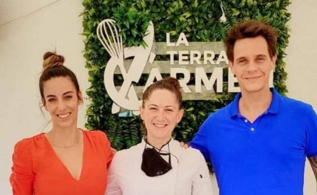 Almudena Cid y Cristian Gálvez comieron en Garrovillas. 