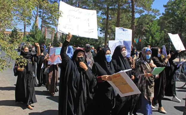 Un grupo de valientes mujeres exige ayer sus derechos durante una marcha por las calles de Herat.. /