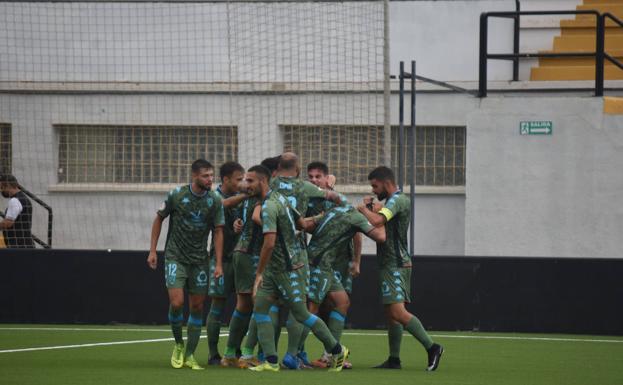 Tres goles en 18 minutos encarrilan el estreno ganador del Villanovense