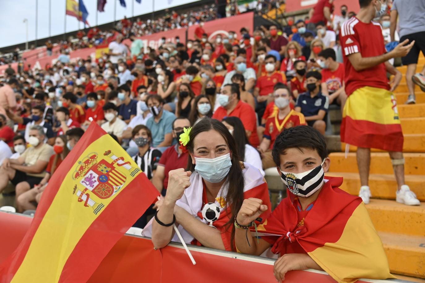 La afición extremeña disfruta con la selección de Luis Enrique en el Nuevo Vivero