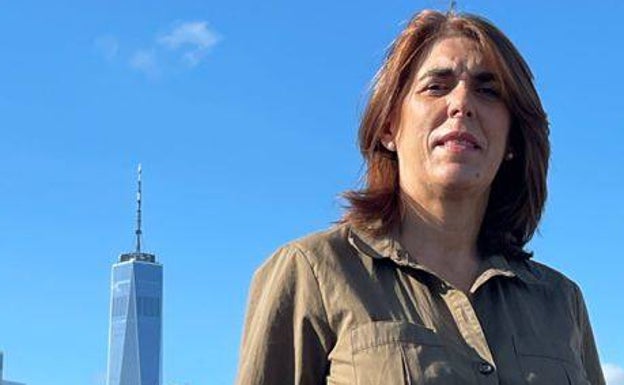 Rocio Núñez.  Sullo sfondo, l'attuale edificio del World Trade Center. 