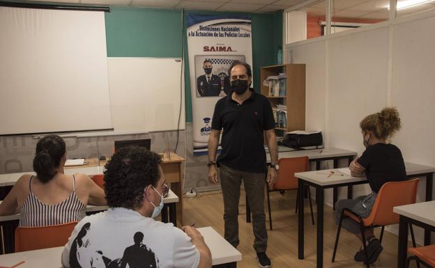 Clase de preparación de oposiciones en la academia 'Educo' de Badajoz./PAKOPÍ