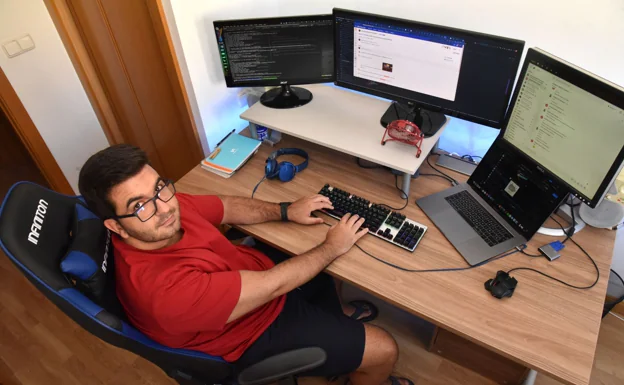 Diego Durán, programador de la empresa Sngular </p><p>trabajando en su casa de Plasencia /Palma