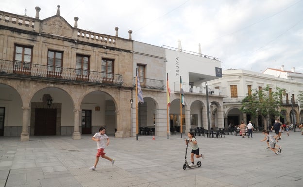 La unión de Don Benito y Villanueva aumentará el empleo un 5% y la renta de los hogares un 2,75%, según la UEx