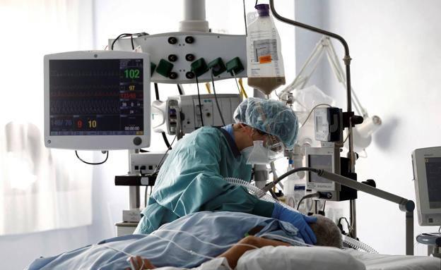 Cuatro muertes y diez ingresos en un día con medio centenar de contagios