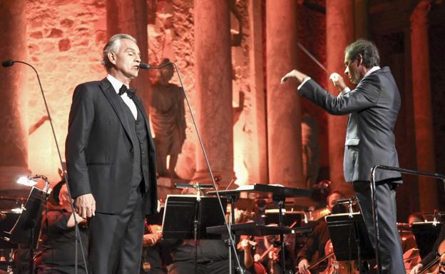 La voz de Andrea Bocelli brilla en el Teatro Romano de Mérida