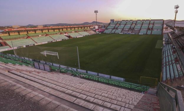 El Mérida lamenta el mal estado actual del césped del estadio Romano José Fouto. / JOSÉ MANUEL ROMERO