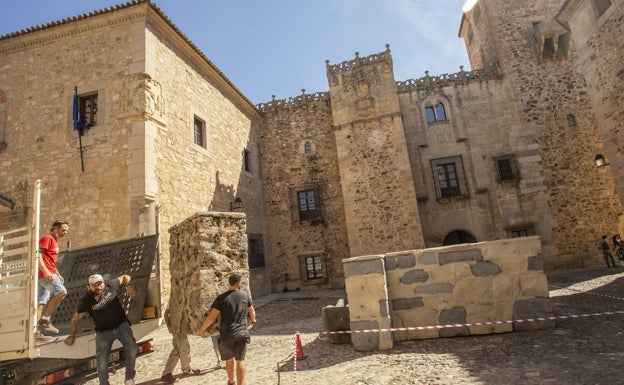 Empiezan a instalar en la parte antigua de Cáceres los decorados de 'La casa del dragón'