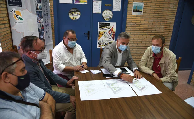 El alcalde presenta el proyecto de la carretera a los responsables del barrio de San Miguel. 
