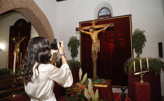 El Cristo del Humilladero vuelve a presidir el altar de la ermita cacereña del Espíritu Santo