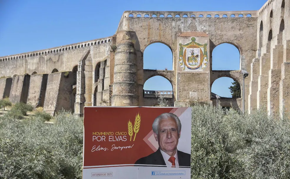 Cartel electoral de Rondão Almeida delante del acueducto de Elvas./ CASIMIRO MORENO