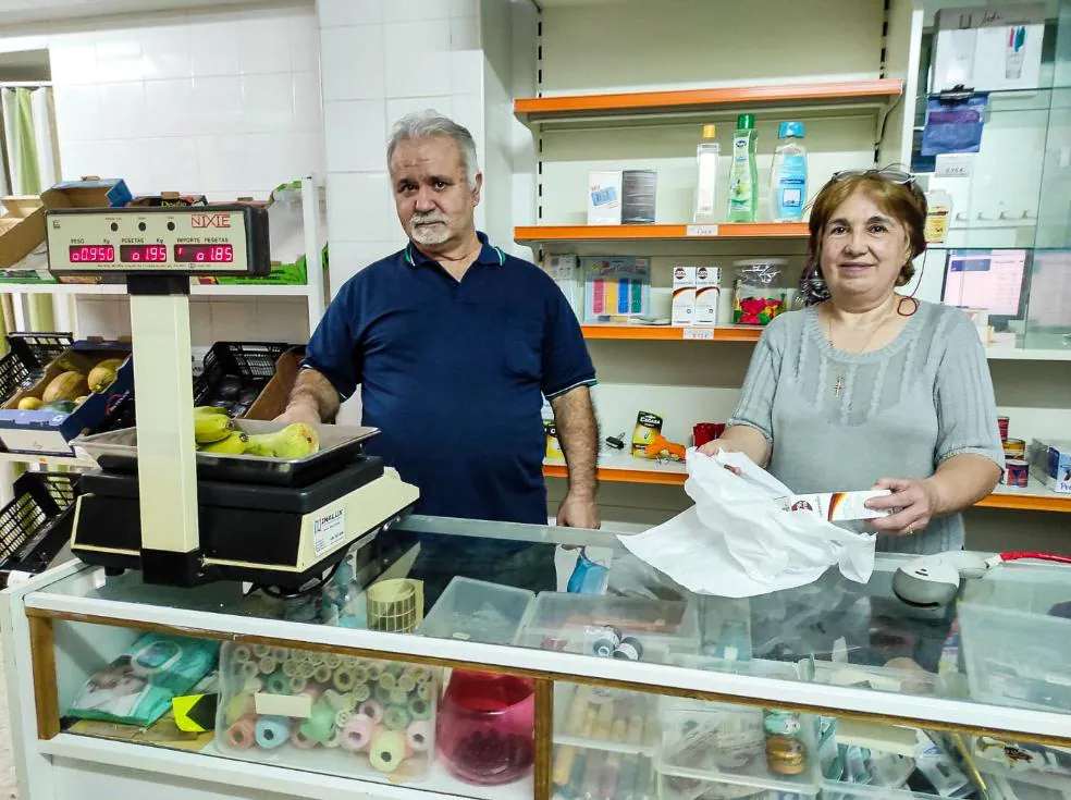 Liquidando el negocio. Juan Andrés y Mari Carmen ultimando los preparativos el pasado jueves para el cierre definitivo. / JSP