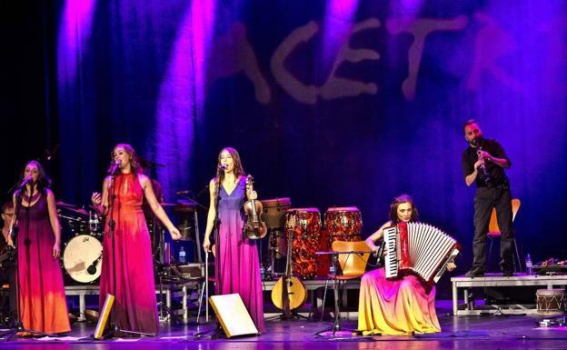 Acetre presenta 'A la casa de las locas' en el Gran Teatro de Cáceres