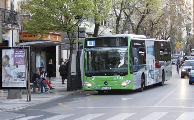 Tres heridas leves tras la colisión de un bus urbano y un coche en Cáceres