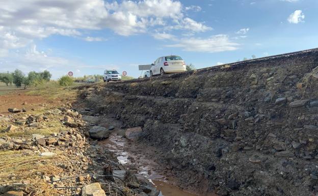 Sigue cortada la carretera de Fuente del Maestre a Almendralejo dañada por el temporal
