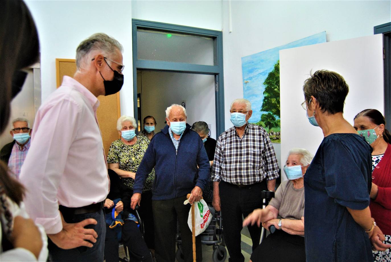 Visita del alcalde de Herrera del Duque a la Residencia de Personas Mayores y a AFAD